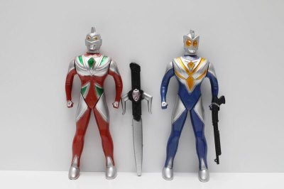 ULTRAMAN W/GUN & SWORD & LIGHT INCLUDED BUTTONCELL 2ASST RED/BLUE - HP1037426