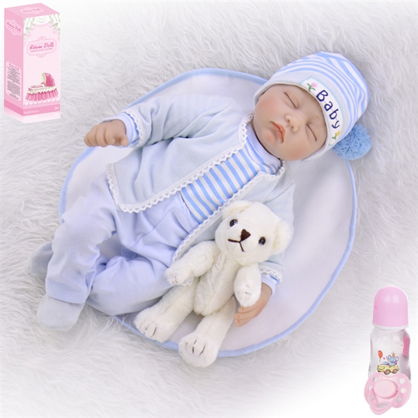 55CM HIGH SIMULATION COTTON BODY DOLL W/ACCESSERIES (THE DOLL WEARS A WIG, AND LIMBS ARE MADE OF SILICONE) - HP1177623
